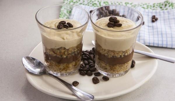 tiramisu lasissa kahdelle isolle lasille kahvipapujen kanssa