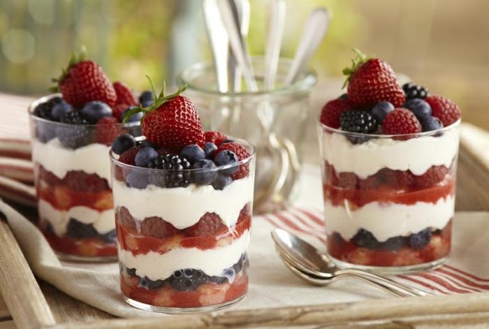tiramisu resepti lasit tuoreita hedelmiä mansikoita vadelmia
