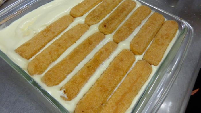 tiramisu -resepti Lusikkakeksien asettaminen kerroksittain