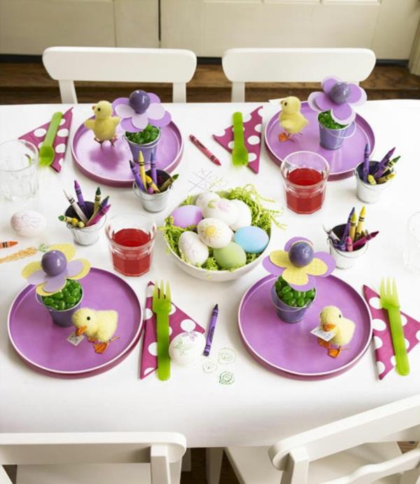 pöytäkoriste violetti levy juhlava pääsiäismunat värikäs valkoinen pöytäliina