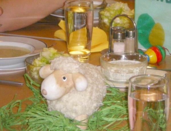 pöytäkoristeidea valkoinen lammas pääsiäinen lounas juhlallinen