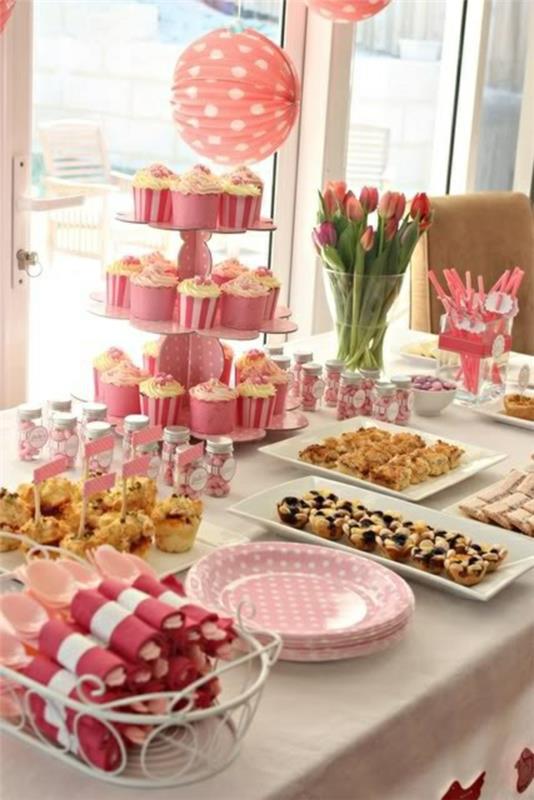 koristele pöytä vaaleanpunaisella pöytäkoristeella tulppaanien kevätkukilla
