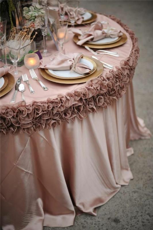 ompelemalla pöytäliinaa vastaavat kankaat suunnittelevat juhlapöydän koristeet