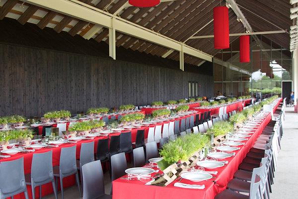 pöytäliina punainen juhlava pöytä koristeet ravintola ron wendt design