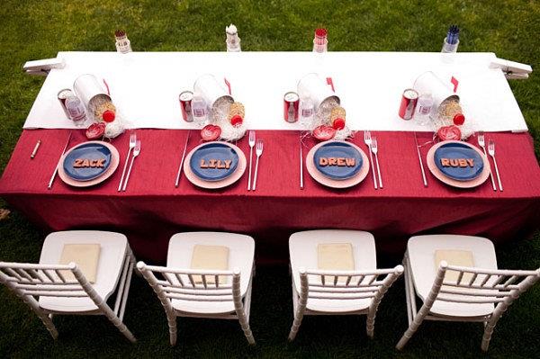 pöytäliina punainen juhlapöydän koristelu punainen valkoinen ruokapöydän tuoli