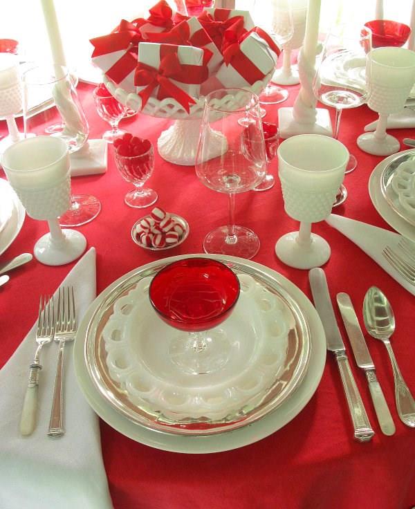 pöytäliina punainen juhlapöydän koristelu tyylikäs tyylikäs punainen valkoinen lautanen ruokailuvälineet