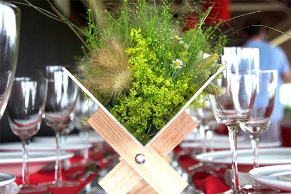 pöytäliina punainen pöytäkoriste tyylikäs kukkakoriste ron wendt -suunnittelu