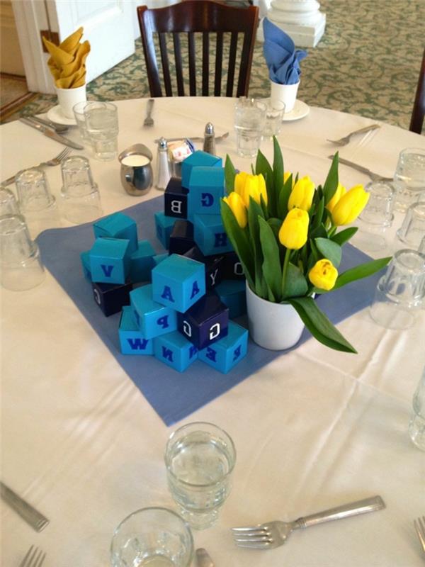 pöytä sisustus sininen sininen koriste keltainen tulppaanit