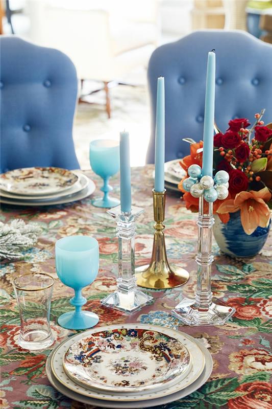 pöytä sisustus sininen sininen kynttilät lasit värillinen pöytäliina