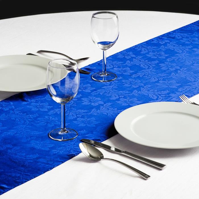 pöytäkoriste sininen sininen pöytäjuoksija valkoinen pöytäliina värikontrasti