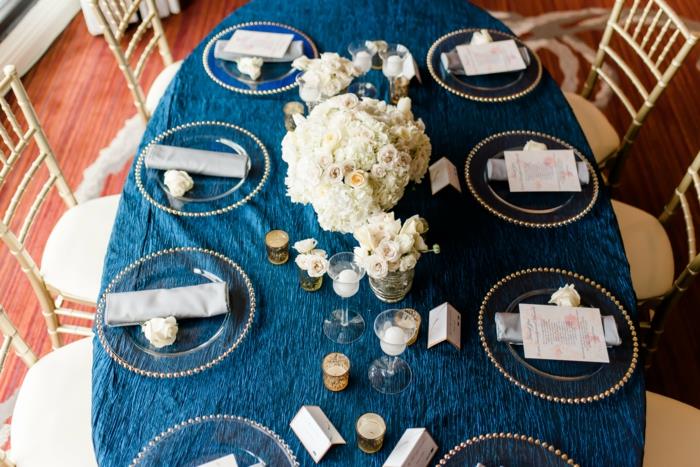 pöytä koristelu siniset kukat kynttilät juhlava