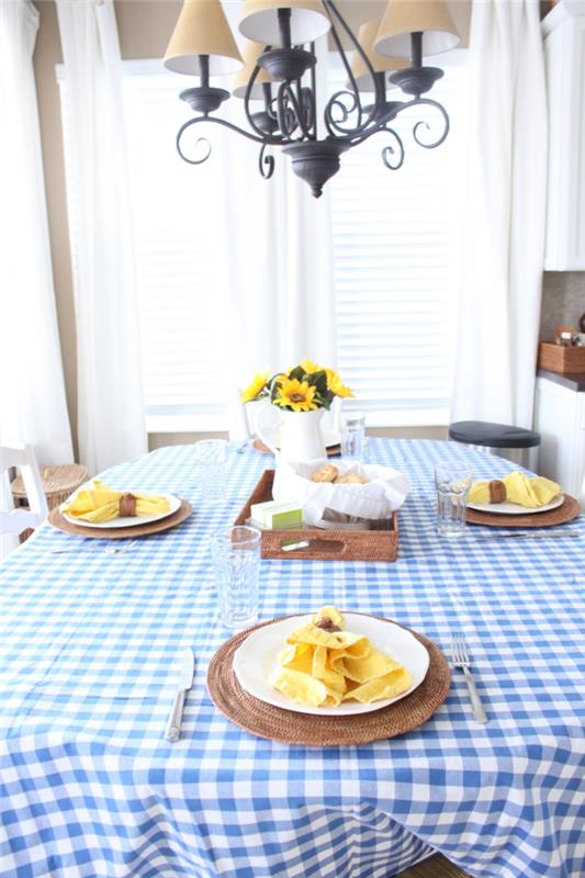 pöytäkoriste sininen ruudullinen pöytäliina keltaiset lautasliinat