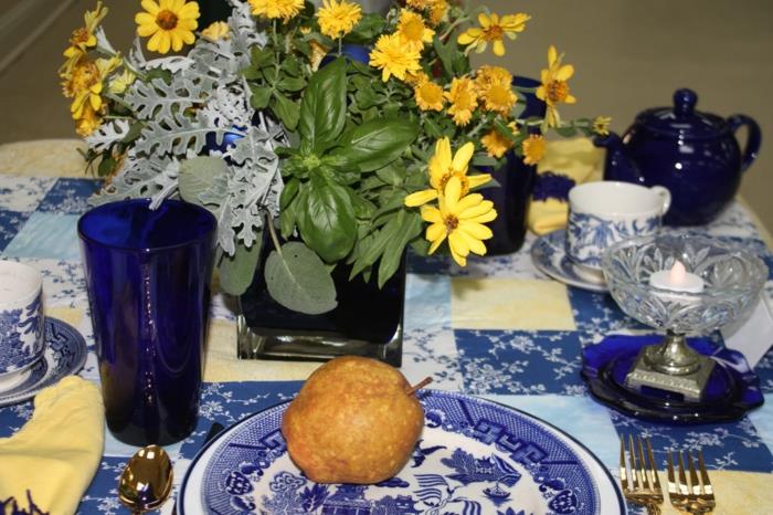 pöytä sisustus sininen pöytäliina sininen elementit kukat