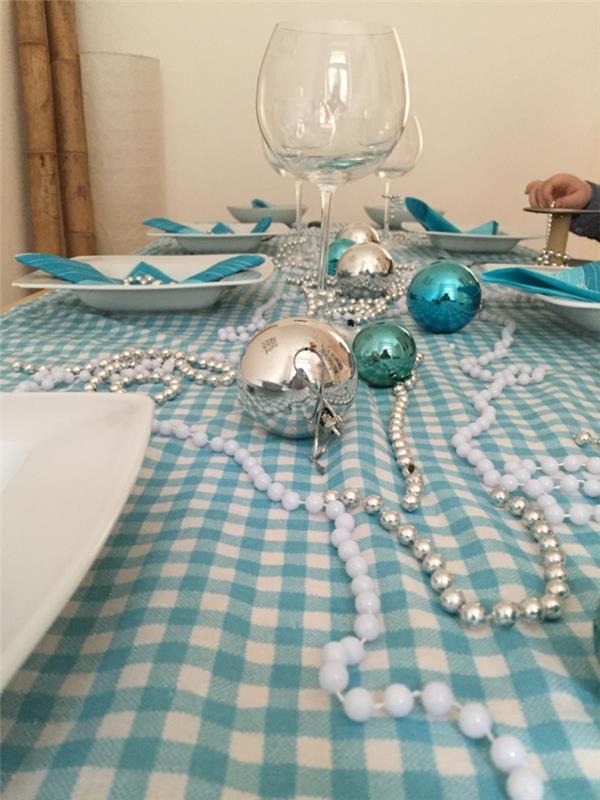 pöytäkoriste sininen pöytäliina ruudullinen sininen koristelu