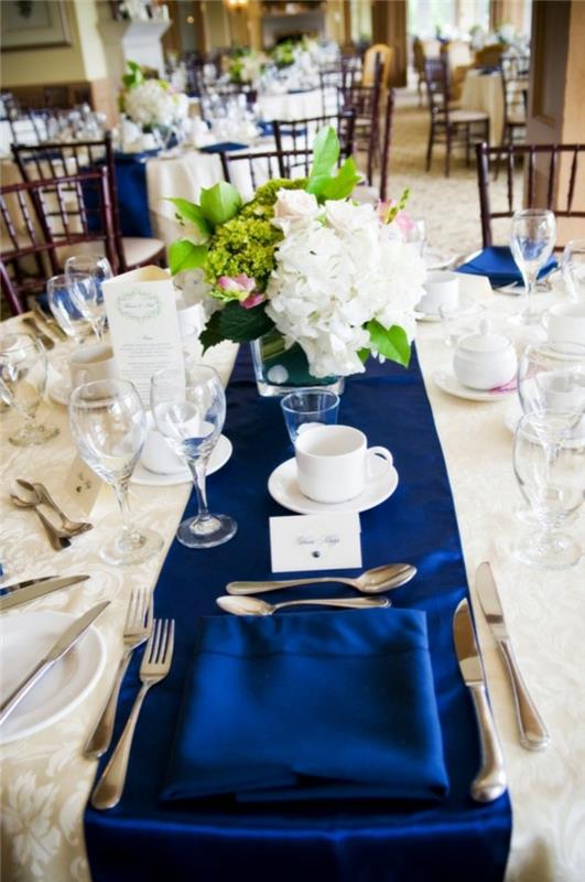 pöytäkoriste sininen pöytäjuoksija valkoinen pöytäliina juhlava