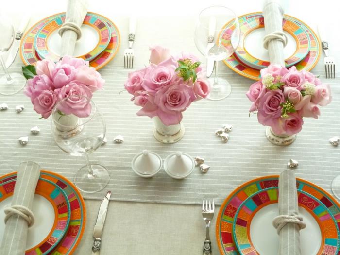 pöytä sisustus ruokasali tuoreet ruusut hopeiset sydämet