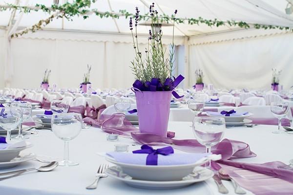 pöytä koristelu häät laventeli