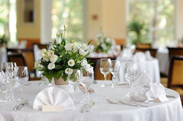 pöytä koristelu häät valkoiset kukat