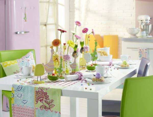 pöydän koristelu tuore kevään muotoilu kirkkaat värit onnelliset vihreät keltaiset kukat