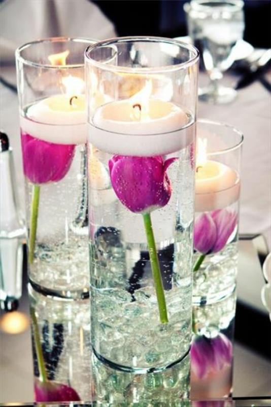pöydän sisustusideoita tulppaaneilla pöydän koristeluun violetit kynttilät