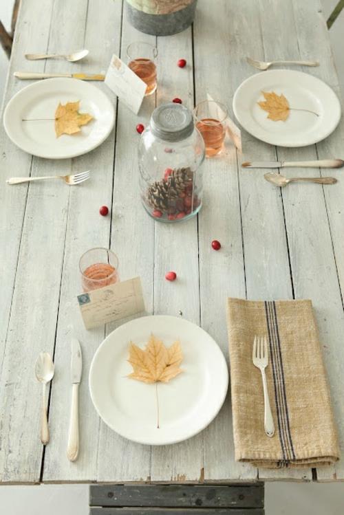 pöytäkoristeet syksyllä minimalistiset lehdet ruokailuvälineet ideoita pöytäkoristeiksi syksyllä