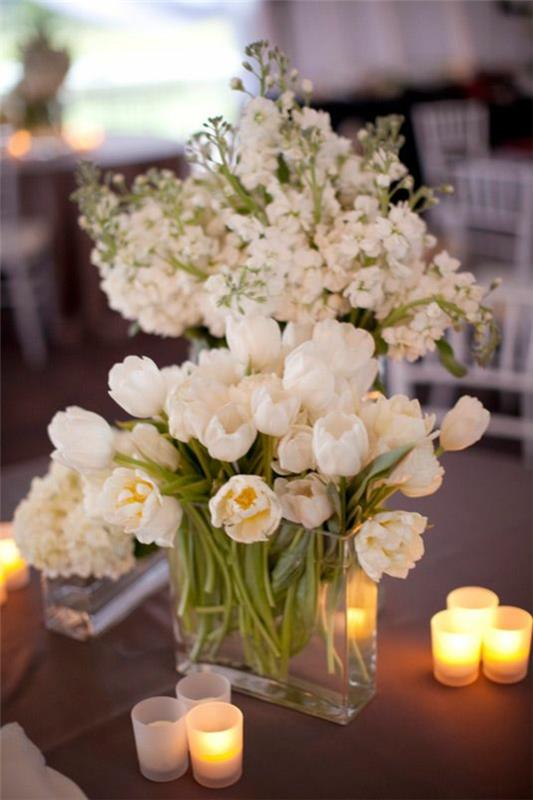 pöytäkoriste tulppaaneilla ja lämpökynttilöillä valkoinen puutarhajuhla
