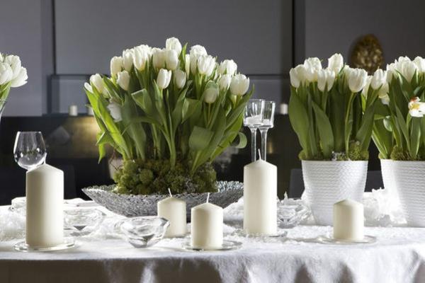 tee pöytäkoristeita tulppaanien valkoisilla kukka -asetelmilla itse