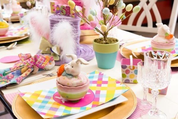 pöytäkoriste pääsiäinen värikäs sisustusideoita juhlapöydälle