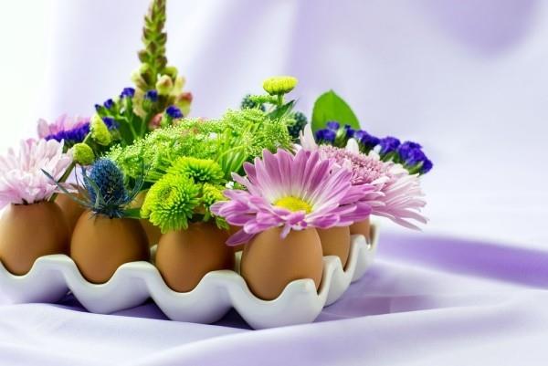 pöytäkoriste pääsiäinen mielenkiintoisia kukkakoristeideoita