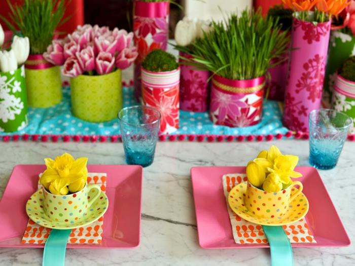 pöytäkoristeet pääsiäinen pääsiäinen pöytäkoristeet ideoita narsissit posliini kahvikupit vaaleanpunaiset lautaset tulppaanit
