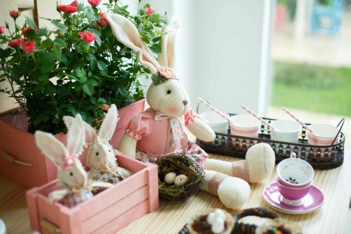 pöytäkoristeet pääsiäinen pääsiäinen pöytäkoristeideat pääsiäismunat pääsiäispuput pehmolelut viiriäisen munat pesä puulaatikko pastellivärit vaaleanpunainen