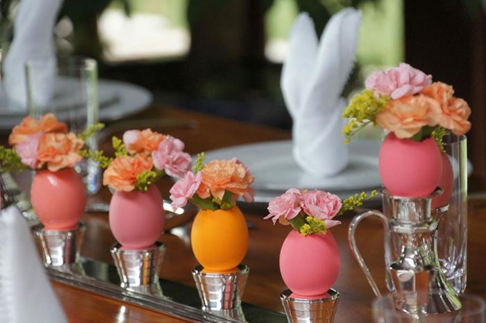 pöytäkoristeet pääsiäinen pääsiäispöytäkoristeet ideoita pääsiäismunia maljakoita oranssi vaaleanpunainen kevätkukkia