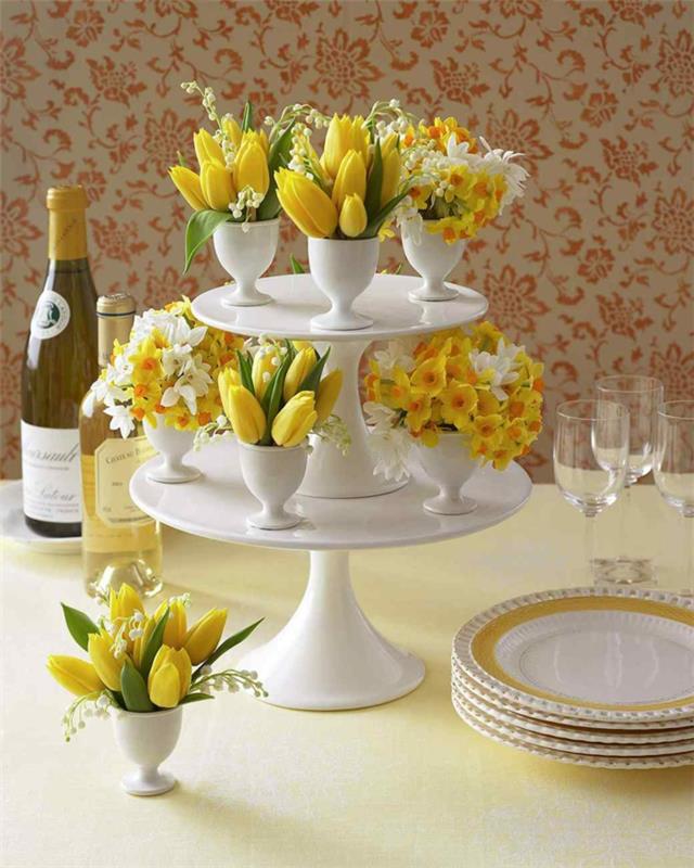 pääsiäispöydän koristeideat kakkujalusta munakuppi posliini keltaiset narsissit tulppaanit