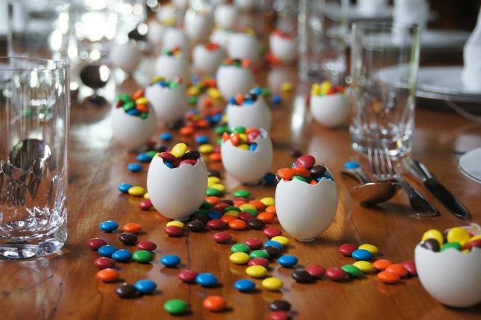 pöydän koristelu pääsiäinen pääsiäispöydän koristelu Tee itse munankuoret pääsiäismunat