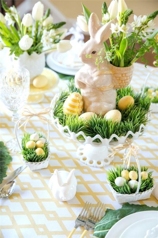 pöytäkoriste pääsiäinen runsaasti pöytäkoristeita monet pääsiäismunat keltainen pöytäliina