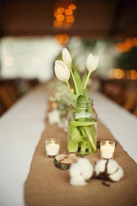 pöydän koristelu maalaismainen kynttilät tulppaanit pöytäjuoksija