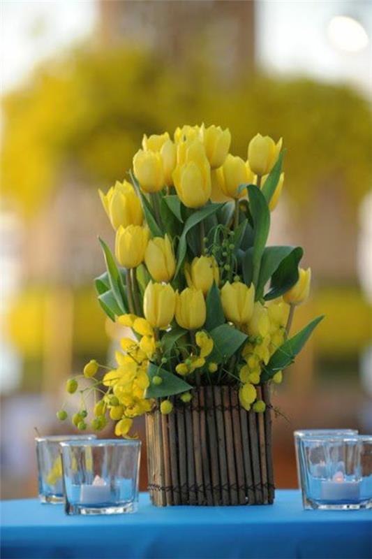 pöytäkoriste maalaismainen pöytäkoriste keltaisilla tulppaaneilla puutarhajuhlat