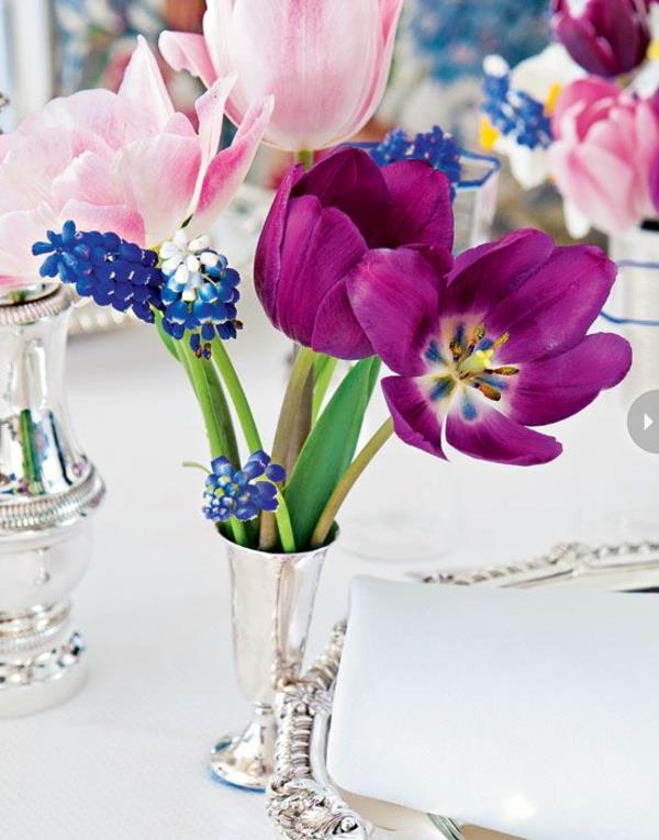 tee pöydän koristelu itse järjestele kukat tulppaanit pöytäkoriste violetti