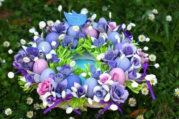 pöydän koristeet pääsiäiseksi värikkäitä munia pääsiäisen seppele