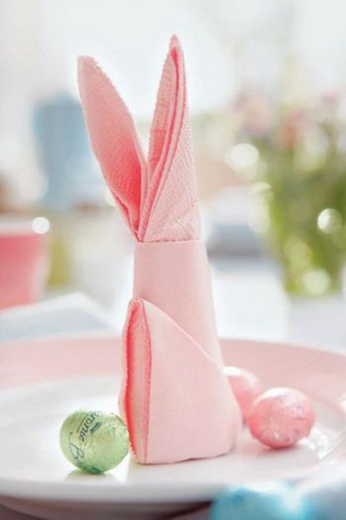 pöytäkoriste pääsiäispunaiselle lautasliinalle pääsiäispupu