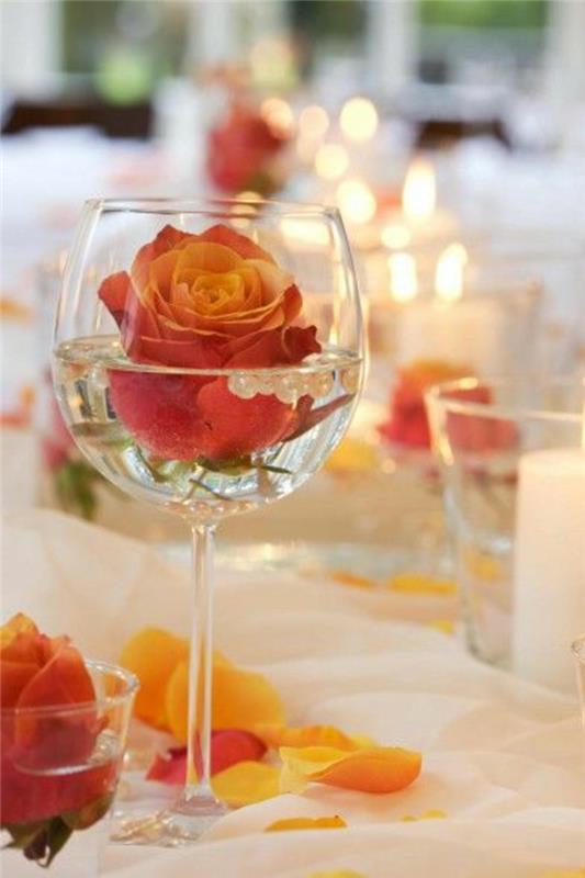 pöytä koristelu häät lasit helmet ruusut