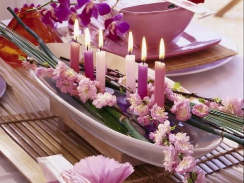 pöytäkoriste violetit kukat kynttilät
