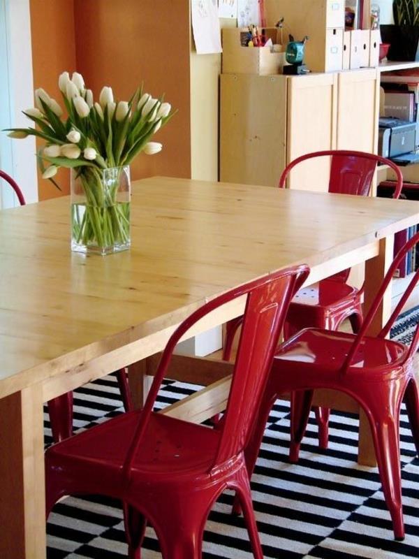 pöydät koristavat maljakkoa tulppaaneilla ruokapöytä ja tuolit
