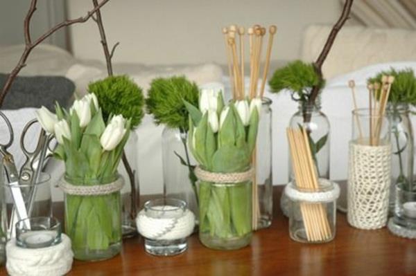 koristele pöytiä pöydän sisustusideoita tulppaaneilla valkoisilla neulottuilla asusteilla