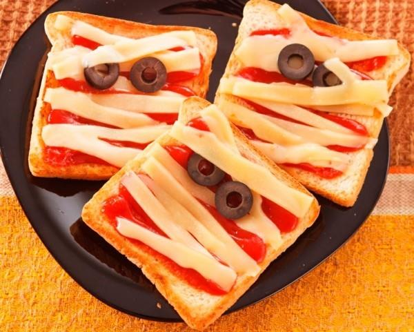 paahtoleipää halloween -sormiruokaa juustolla ja oliiveilla