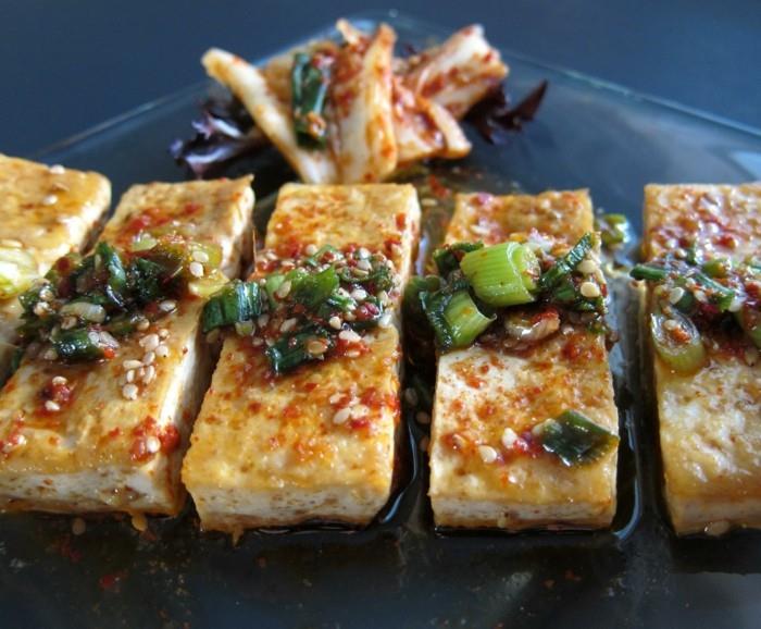 Korealaistyylinen tofu, seesami, valkosipuli, sipuli ja chili