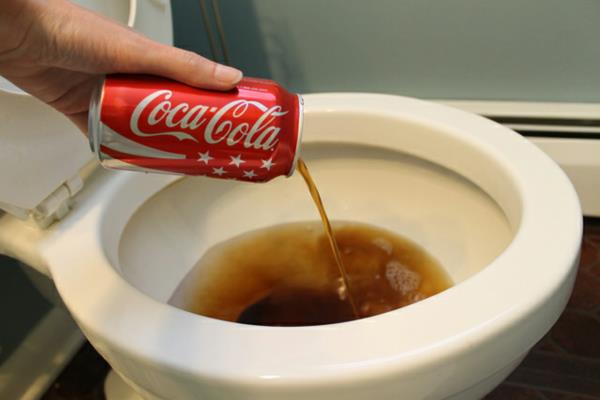 wc: n puhdistus colalla