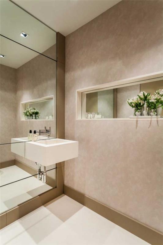 upea kylpyhuoneen kapean seinän muotoilu