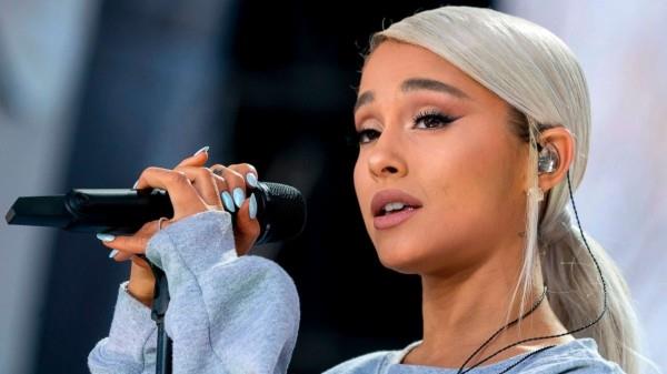 upeat vaaleat hiukset ariana grande