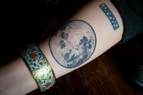 ideoita kyynärvarren tatuointiideoille kuu realistinen